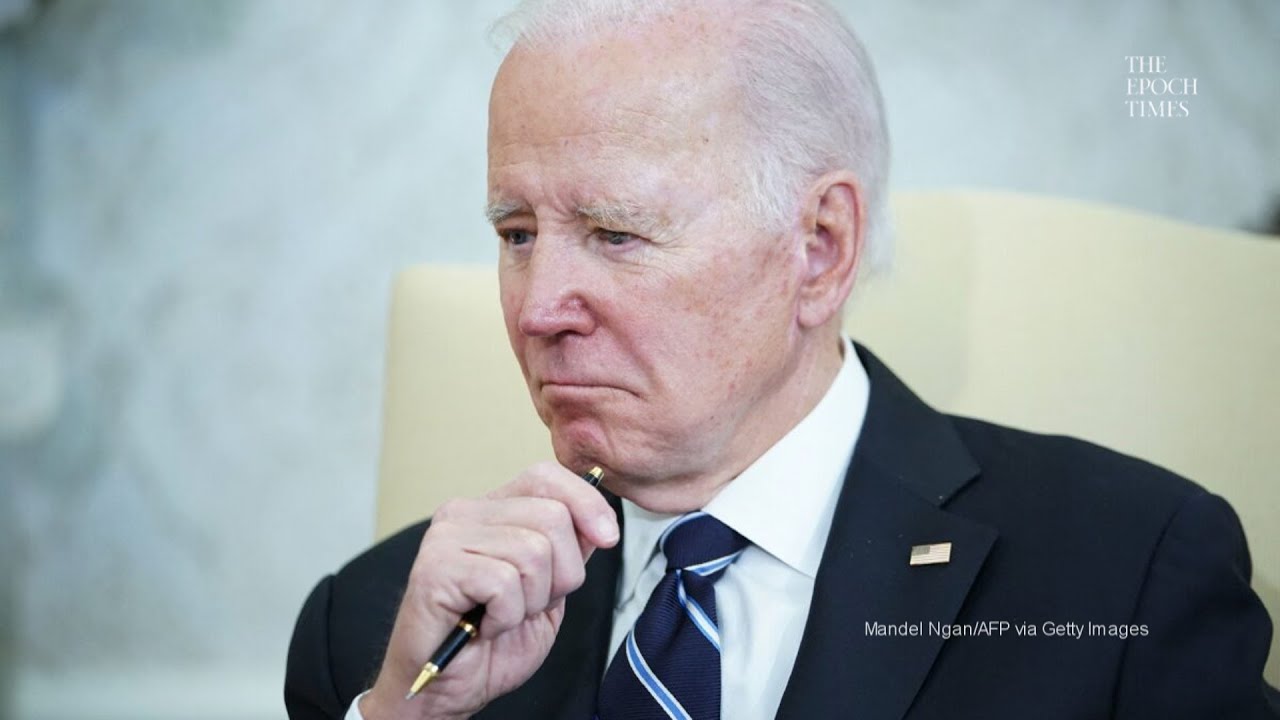 Číta Biden čo podpisuje? Alebo si myslí, že je to účet za burger?